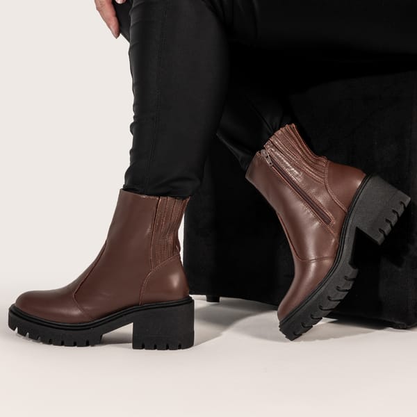 BOTA FEMININA COTURNO EM COURO TRATORADA COM ZIPER 40F124-CAFE-34